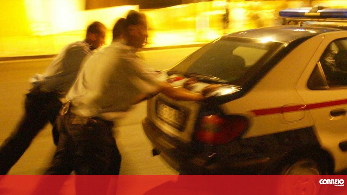 PSP vai reparar carros avariados - Portugal - Correio da Manhã