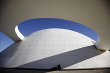 Recorde a obra moderna de Niemeyer pelo Mundo