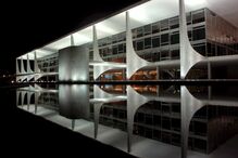 Recorde a obra moderna de Niemeyer pelo Mundo