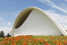 Recorde a obra moderna de Niemeyer pelo Mundo