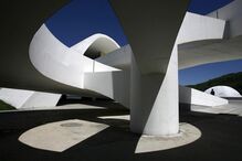Recorde a obra moderna de Niemeyer pelo Mundo