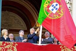 No 5 de Outubro, a bandeira nacional foi içada virada ao contrário, em Lisboa