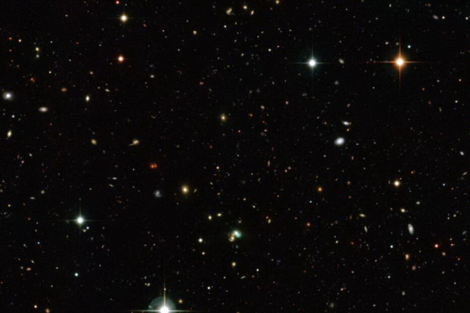 Chamam-se galáxias ‘feijão-verde’ devido à forma e são as maiores e mais brilhantes observadas até hoje. Estão na constelação Aquário (Ckht/Epa)