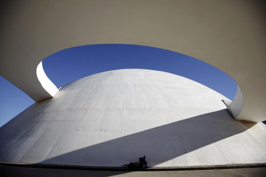 Recorde a obra moderna de Niemeyer pelo Mundo