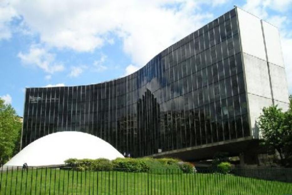 Recorde a obra moderna de Niemeyer pelo Mundo