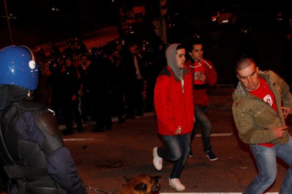 adepto, benfica, jogo, derbi, sporting, ferido, petardo, psp