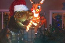 Dinossauro 'Dug' é vedeta num quintal da Califórnia