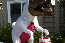 Dinossauro 'Dug' é vedeta num quintal da Califórnia