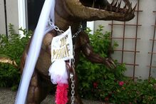 Dinossauro 'Dug' é vedeta num quintal da Califórnia