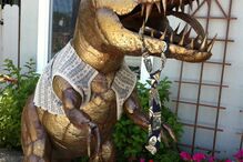 Dinossauro 'Dug' é vedeta num quintal da Califórnia