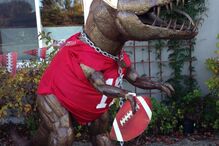 Dinossauro 'Dug' é vedeta num quintal da Califórnia