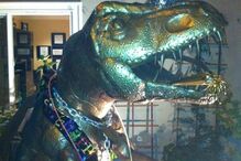 Dinossauro 'Dug' é vedeta num quintal da Califórnia