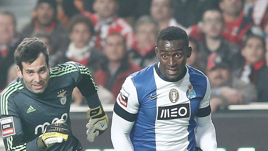 Guarda-redes Artur ‘entregou’ a  bola a Jackson, que marcou o 2-1 para o FC Porto (15 minutos)