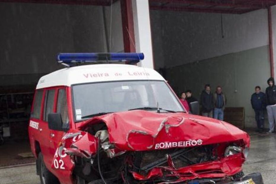 vieira de leira, bombeiros, carros, pinheiros, árvores, mau tempo, vento, estradas, intempéries