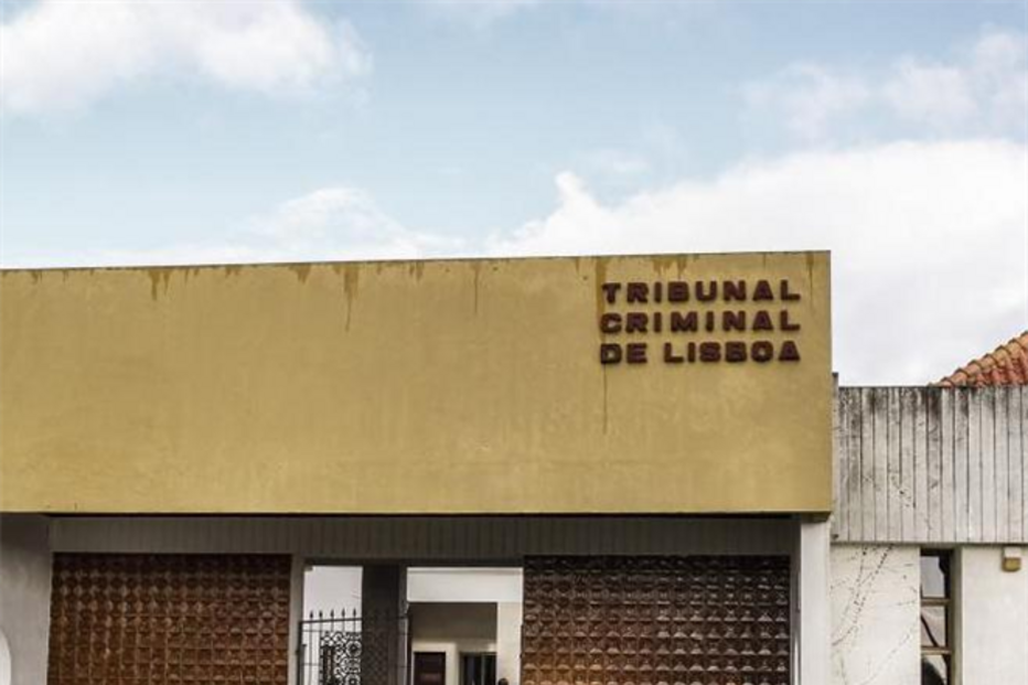 arguidos, crimes, associação criminosa, burla, branqueamento de capitais, falsificação, acórdão, Tribunal de Monsanto