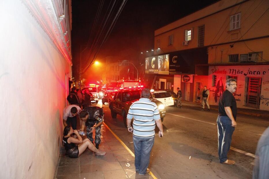Incêndio em discoteca brasileira causa morte de 245