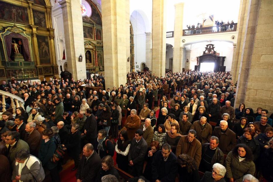 Centenas choram morte de passageiros da tragédia no IC8