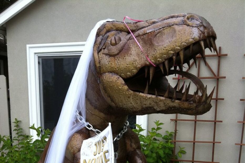 Dinossauro 'Dug' é vedeta num quintal da Califórnia