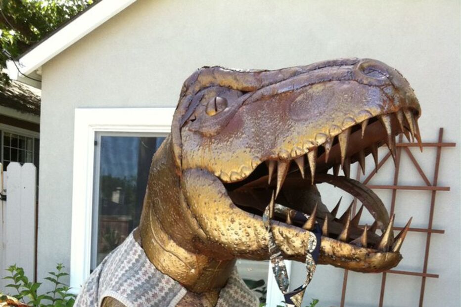 Dinossauro 'Dug' é vedeta num quintal da Califórnia