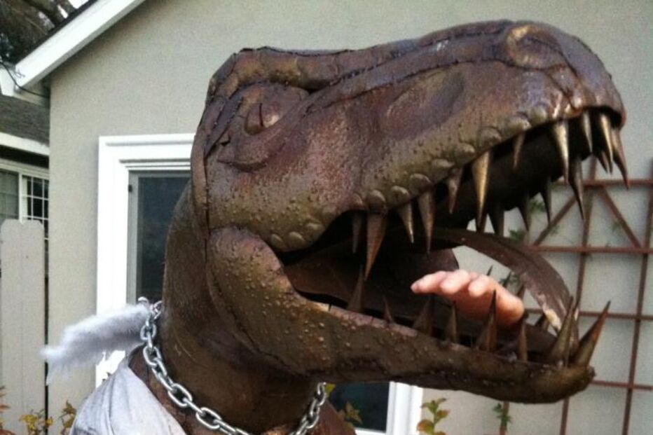 Dinossauro 'Dug' é vedeta num quintal da Califórnia