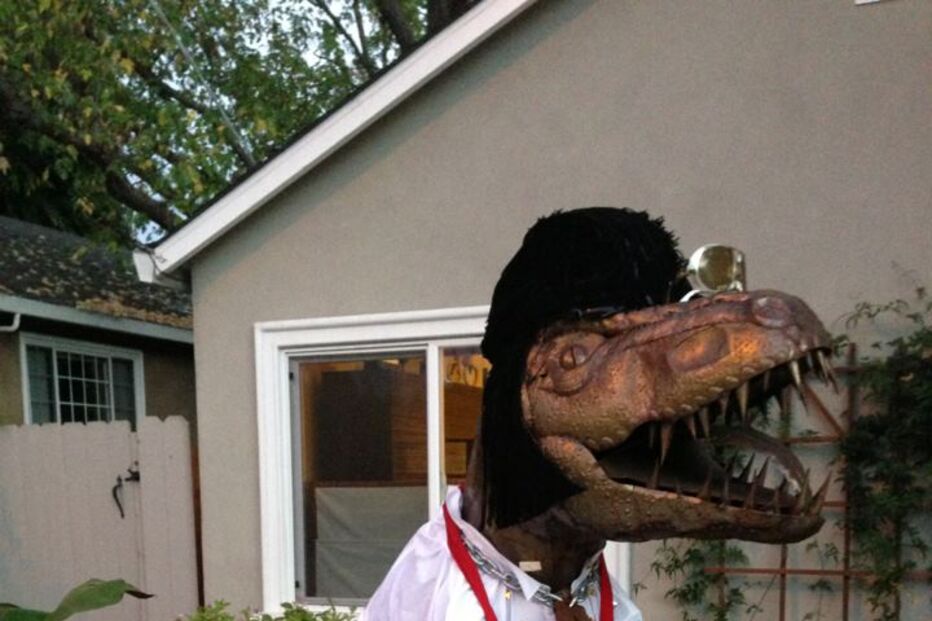 Dinossauro 'Dug' é vedeta num quintal da Califórnia