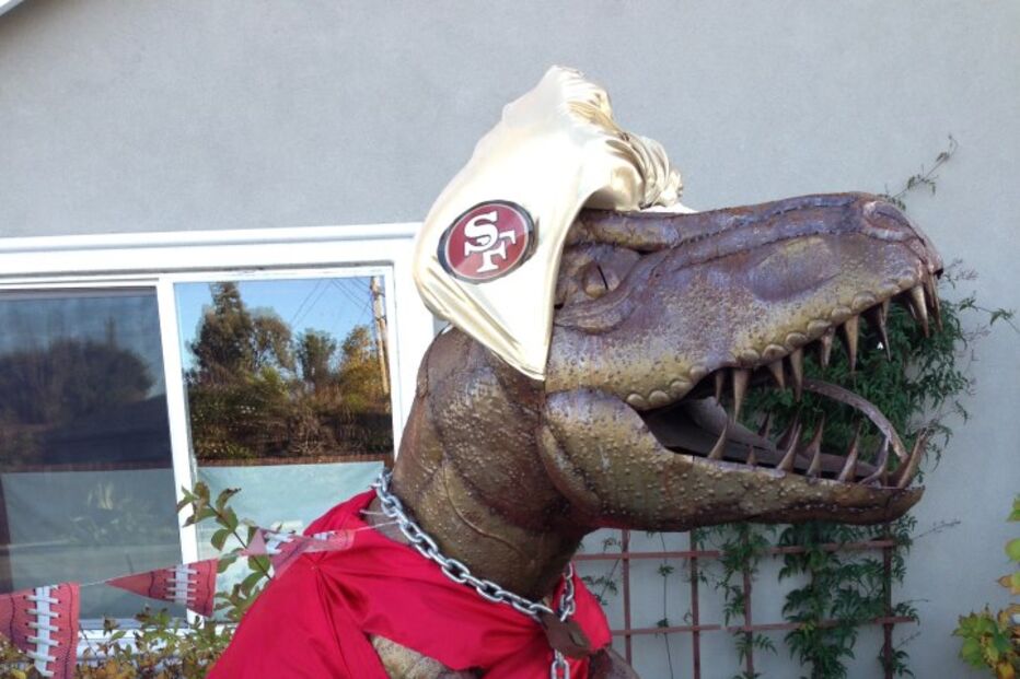 Dinossauro 'Dug' é vedeta num quintal da Califórnia