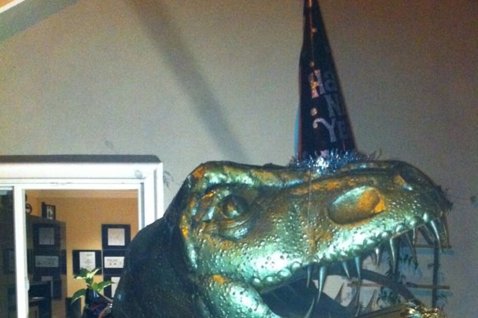 Dinossauro 'Dug' é vedeta num quintal da Califórnia