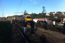 Comboios descarrilam em Caxias e Algés