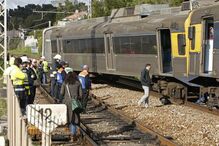 Comboios descarrilam em Caxias e Algés