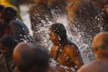 Índia: Milhões de hindus mergulham no rio Ganges