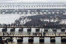 Índia: Milhões de hindus mergulham no rio Ganges