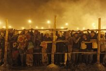 Índia: Milhões de hindus mergulham no rio Ganges