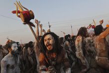 Índia: Milhões de hindus mergulham no rio Ganges