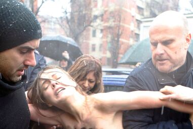 BERLUSCONI, PROTESTO, VOTAÇÃO, ITÁLIA, NUAS, MULHERES, ELEIÇÕES