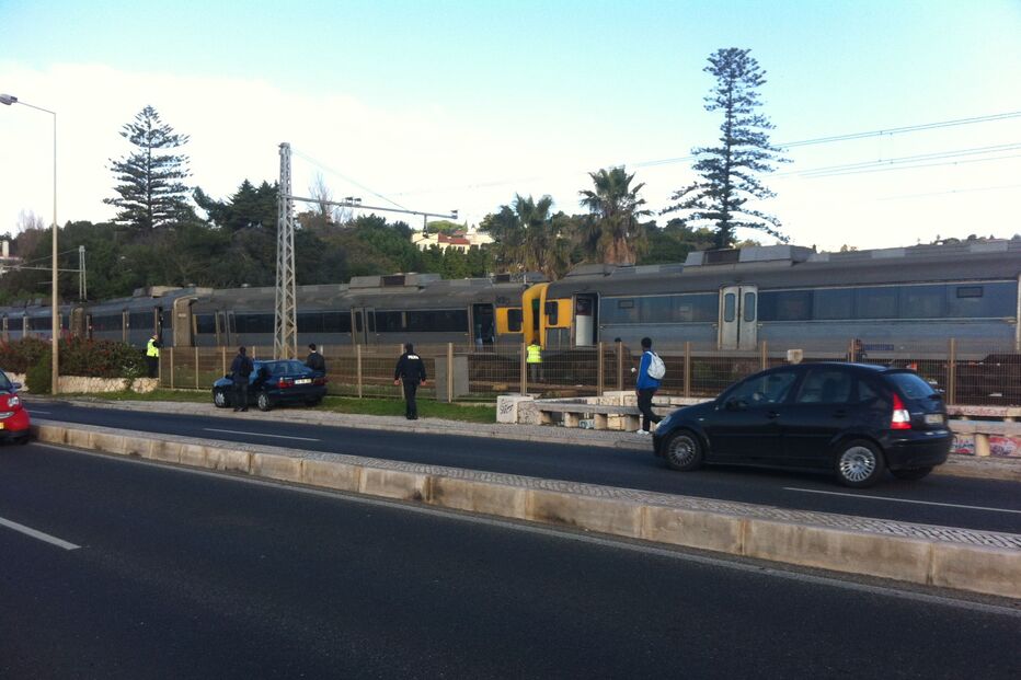 Comboios descarrilam em Caxias e Algés