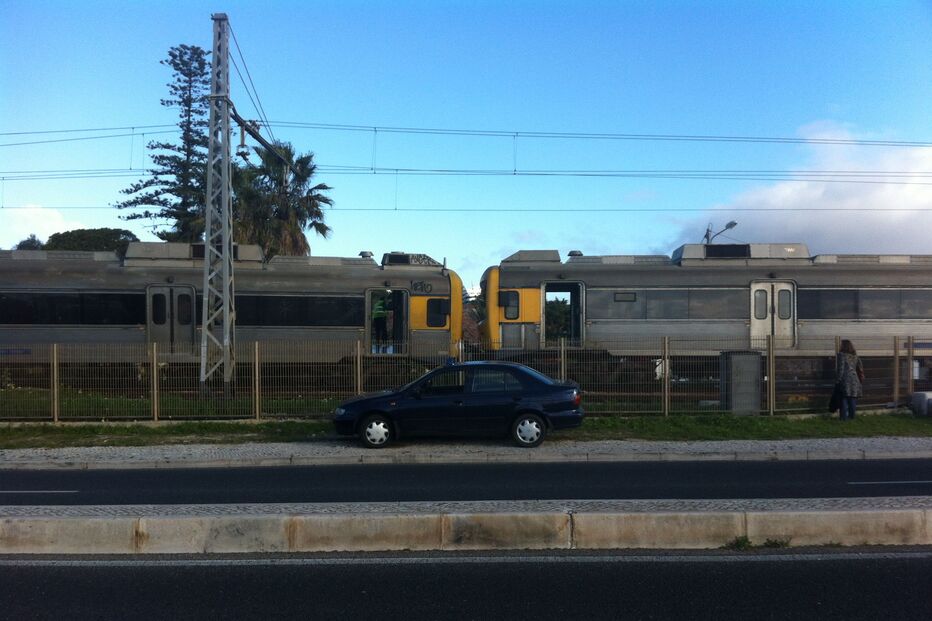 Comboios descarrilam em Caxias e Algés