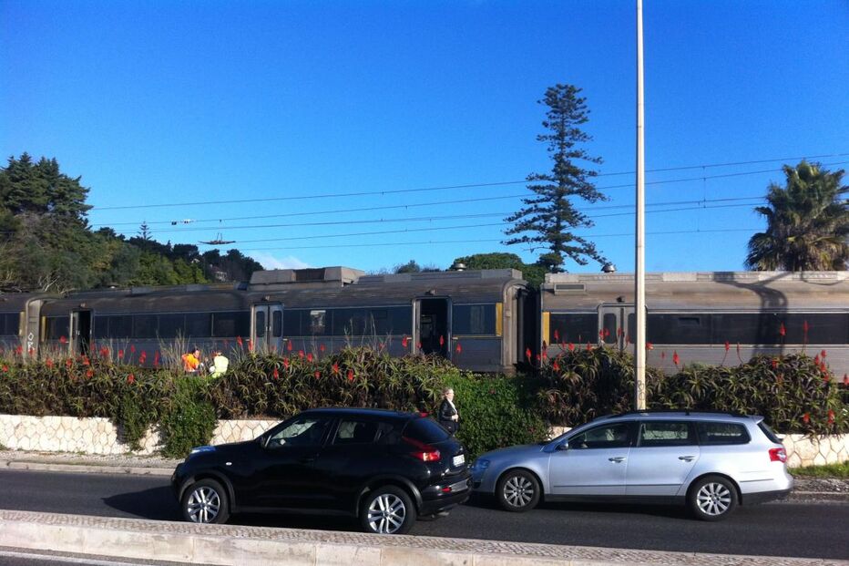 Comboios descarrilam em Caxias e Algés