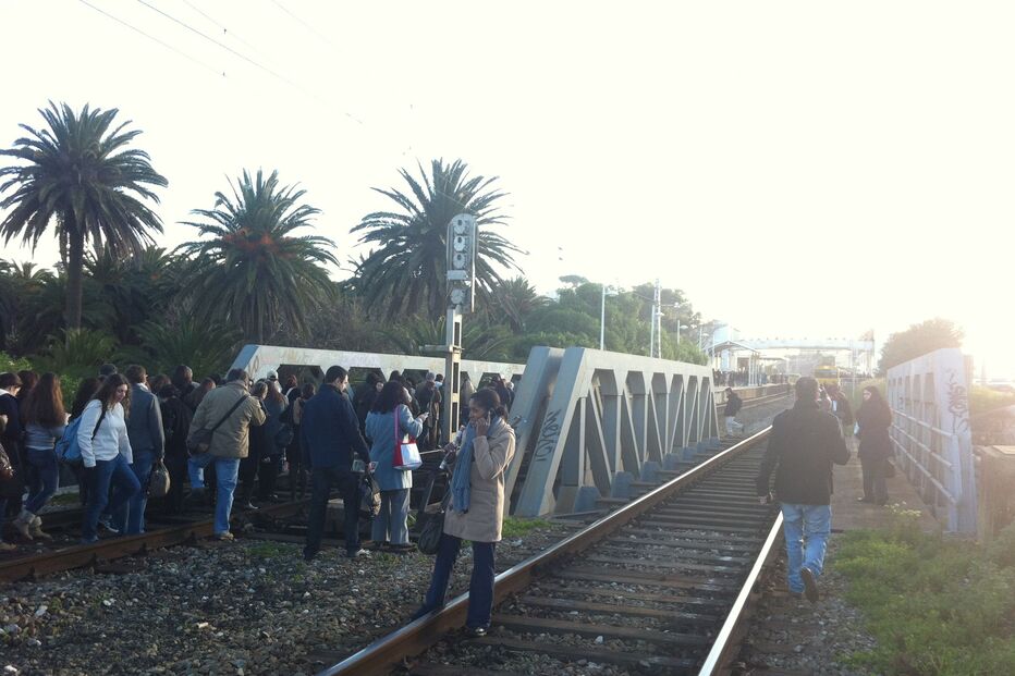Comboios descarrilam em Caxias e Algés