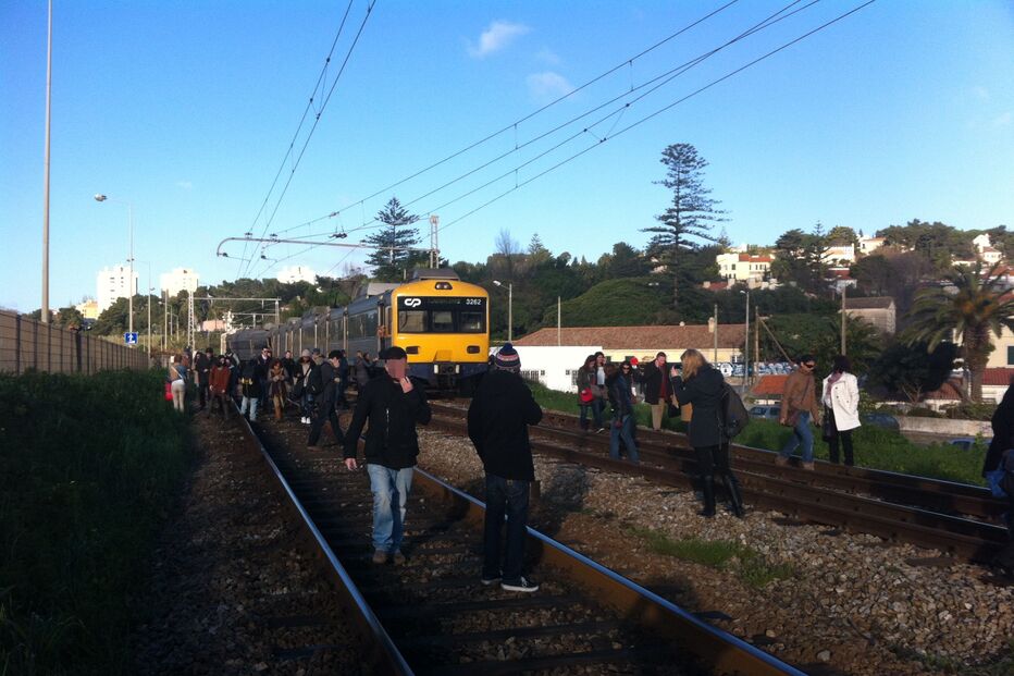 Comboios descarrilam em Caxias e Algés