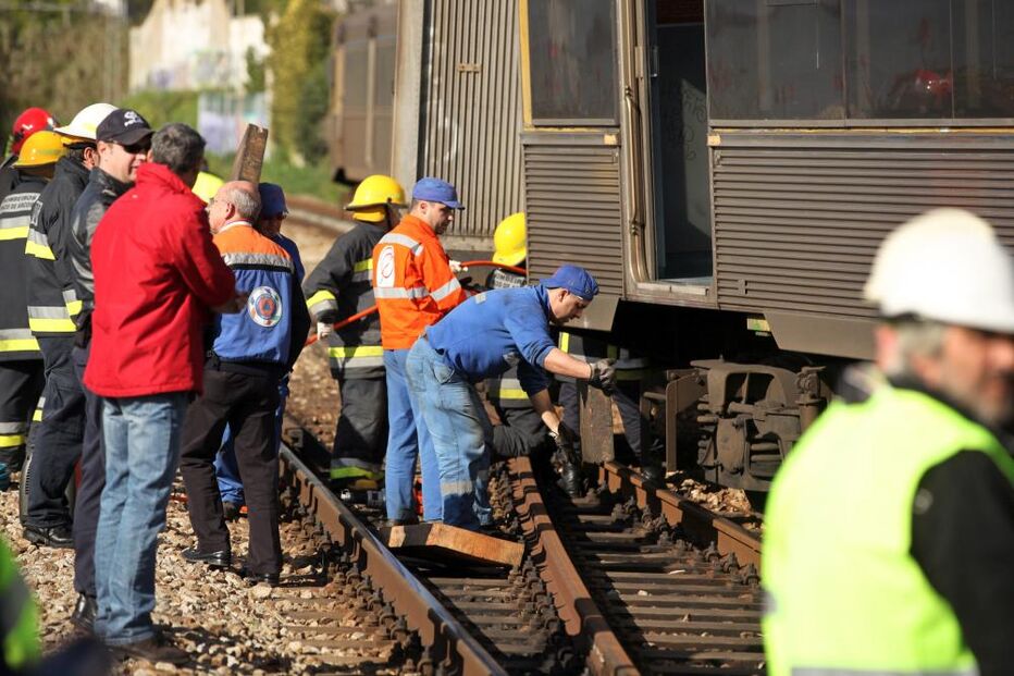 Comboios descarrilam em Caxias e Algés