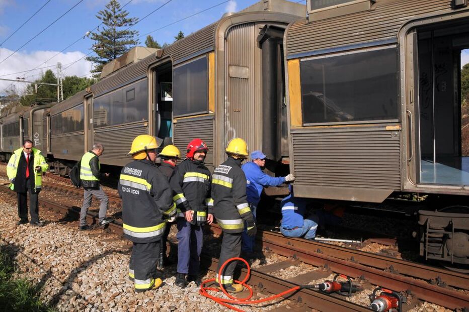 Comboios descarrilam em Caxias e Algés