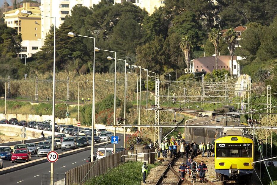 Comboios descarrilam em Caxias e Algés