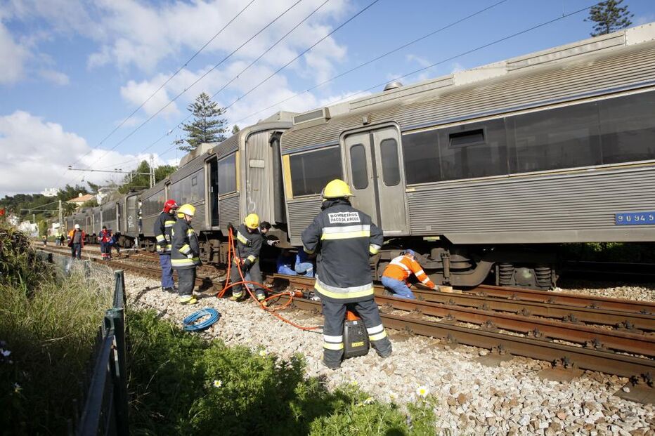Comboios descarrilam em Caxias e Algés
