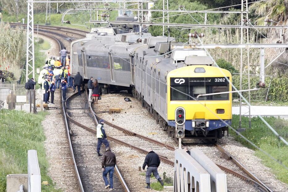 Comboios descarrilam em Caxias e Algés