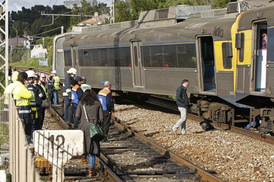Comboios descarrilam em Caxias e Algés