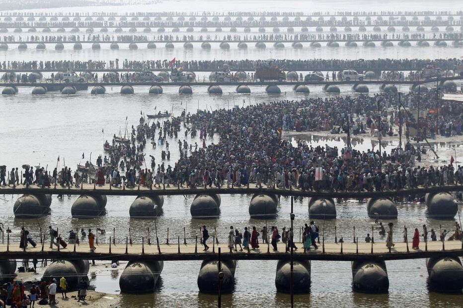 Índia: Milhões de hindus mergulham no rio Ganges