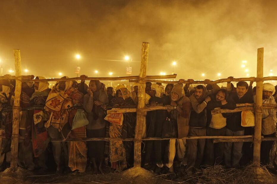 Índia: Milhões de hindus mergulham no rio Ganges
