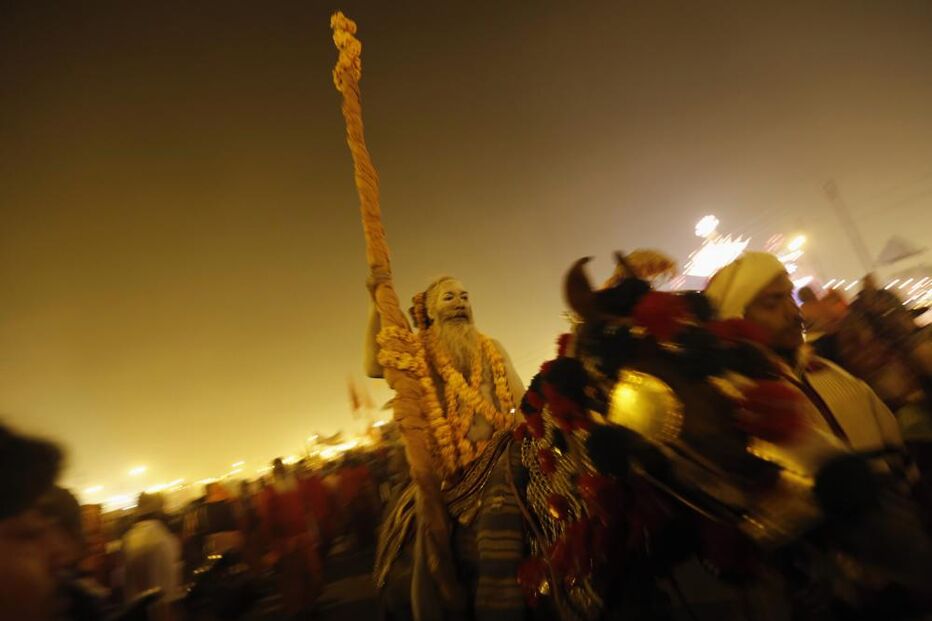 Índia: Milhões de hindus mergulham no rio Ganges