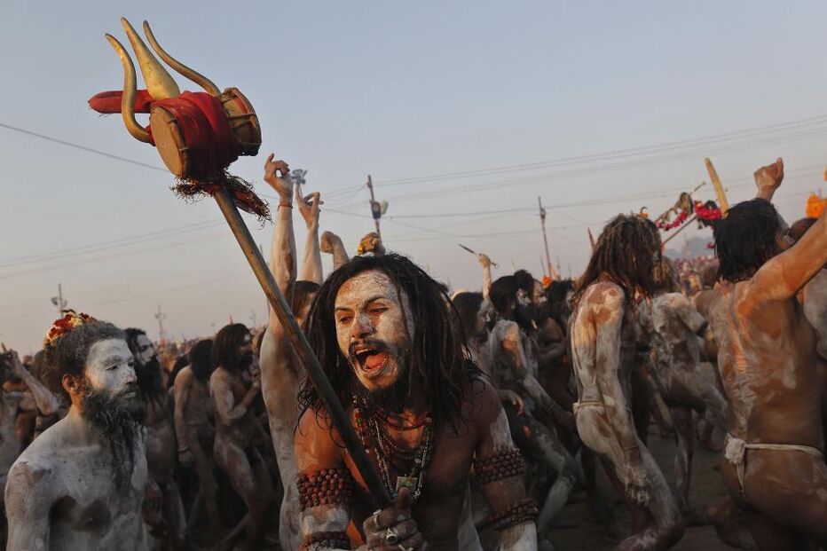 Índia: Milhões de hindus mergulham no rio Ganges