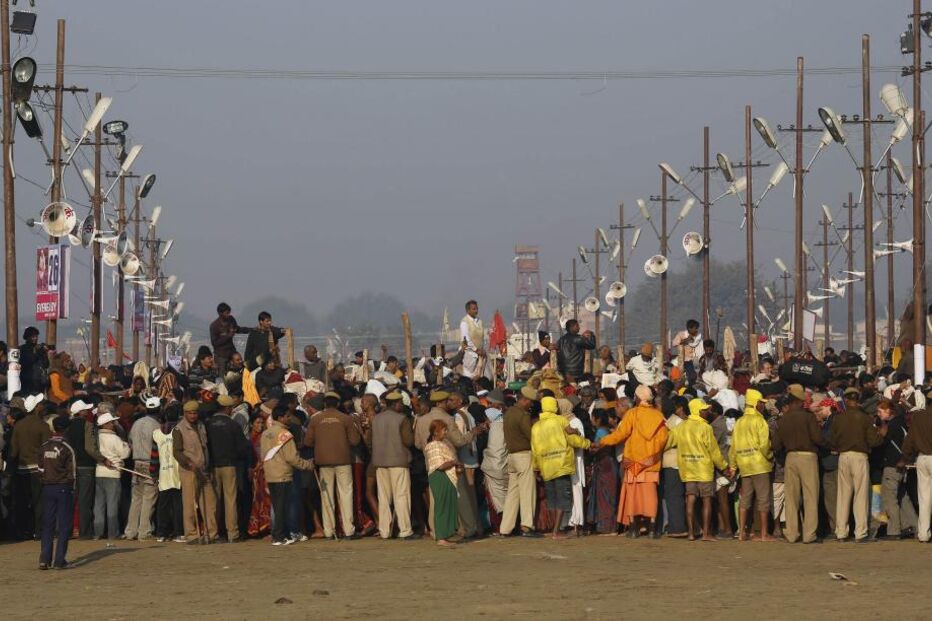 Índia: Milhões de hindus mergulham no rio Ganges